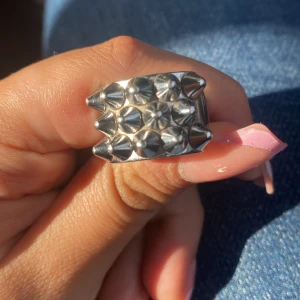 Silvrig edblad ring - Cool och fin Edblad ring storlek 18.50 använd men ser ny ut