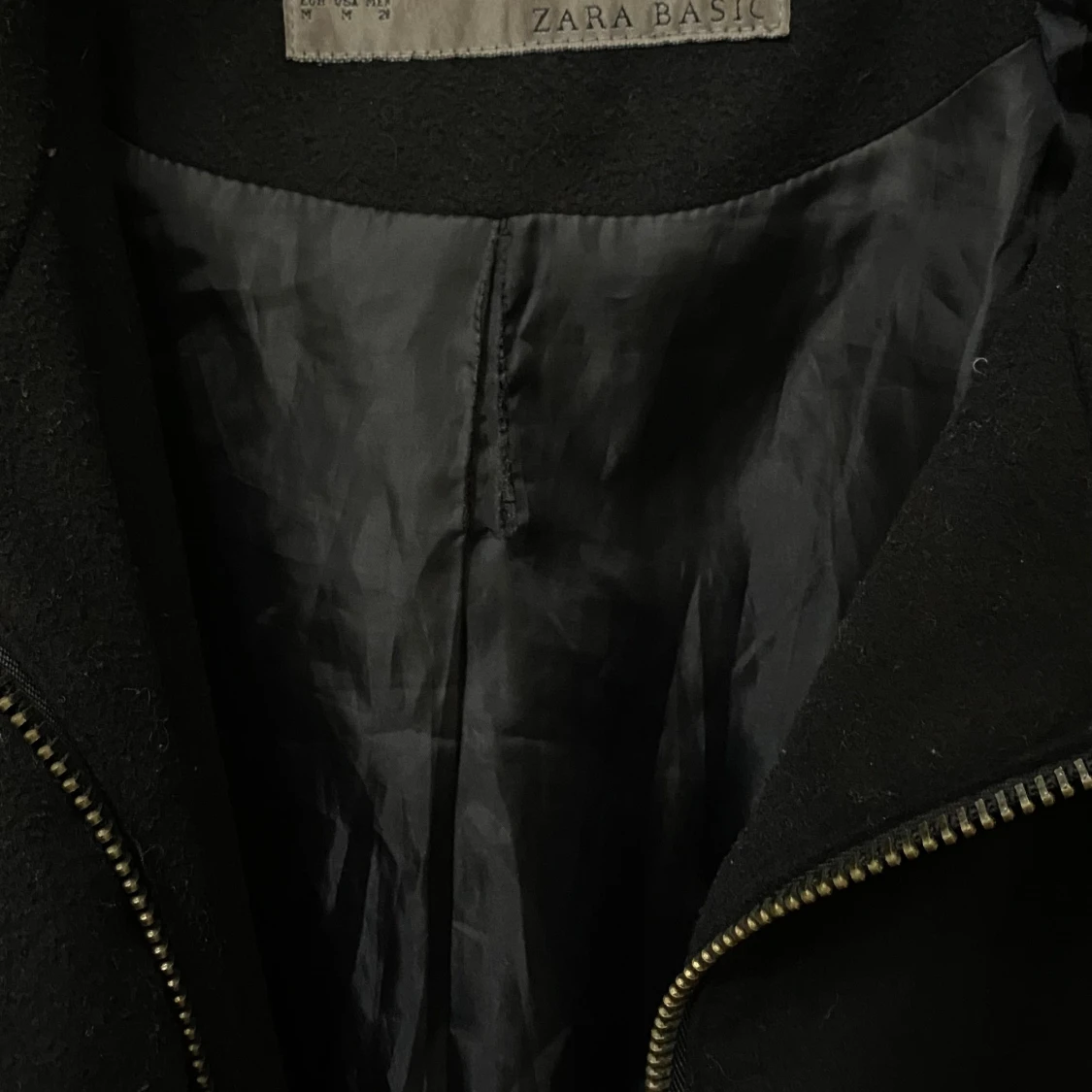 Svart kappa med bälte och dragkedja - 4