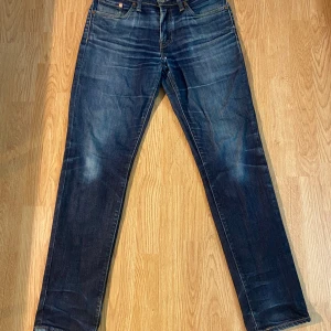 Levi's 511 blå jeans - Välburna Levi’s 511 med en sofistikerad tvätt som bara tid kan skapa. Lagade där det behövs, redo för nästa kapitel. 👌👖 Tveka inte med att höra av dig vid funderingar eller fler bilder! ✌️