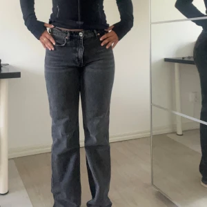 Grå midwaist raka jeans Zara - Snygga mörkgrå jeans från Zara med raka ben och midwaist-passform. Storlek 36. Nyskick. Själv är jag 164/165 cm och de passar jättebra till sneakers. Priset går självklart att diskuteras.💕