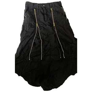 Sjukt cool kjol - Jättefin kjol som tråkigt nog blivit för liten för mig, detaljerna är AMAZING å den är sydd så framsidan e kortare än baksidan😩🙏 Super super SUPEEERFIN!!! 