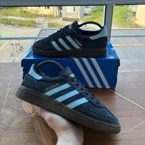 Adidas Spezial - Adidas Spezial i storlek 39 1/3  Använda men fortfarande i fint skick! Hör av dig vid frågor eller prisförslag😊