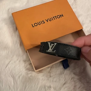 Lv Slim bracelet - Louis Vuitton Slim-armband i storlek 19. Använt men i bra skick. 