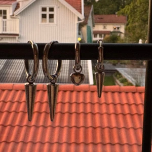 Edblad örhängen - Jätte fina Edblad örhängen två mini örhängen från ”peak hopps och heart steel” och två stora från ”peak hoops steel” Alla fyra i nyskick.