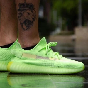 Adidas Yeezy Boost 350 V2 Glow - Säljer ett par Adidas Yeezy Boost 350 V2 Glow sneakers i neongrön färg. Skorna har stickad ovandel, genomskinlig sidostrip och klassisk ribbad sula. Perfekta för dig som vill sticka ut och ha något unikt på fötterna. Skorna är i nyskick och oanvända, ligger i sin originalåda.