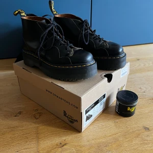 Dr. Martens Church Quad boots svart stl.39 - Jätte fina Dr.Martens. Sparsamt använda och väl omhändertagna! Ingår öppnad burk av Dr.Martens egna Wonder Balm för att ta hand om skorna. Kommer i original kartong.