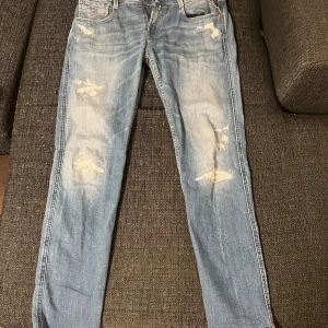 Replay ljusblå slitna jeans W30 L30 - Säljer ett par riktigt schyssta jeans från replay. Modell anbass. Säljer då ja inte använder då så mkt.