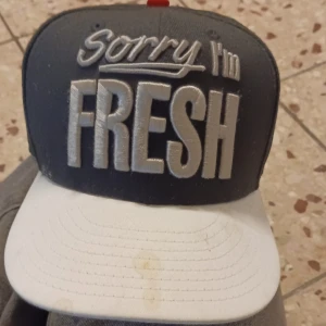 Keps  - Den kostar helt ny 400 kr och jag använder inte den så ofta och fick den för typ 1 år sen men ser knappt att den är använd men de gröna går ej att få bort.