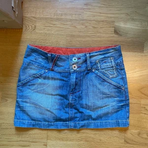 Vintage jeanskjol - Säljer denna jättefina vintage kjol från only! Köpte den precis på vinted men säljer vidare då den va för stor och inte passade alls tyvärr🥲💗 