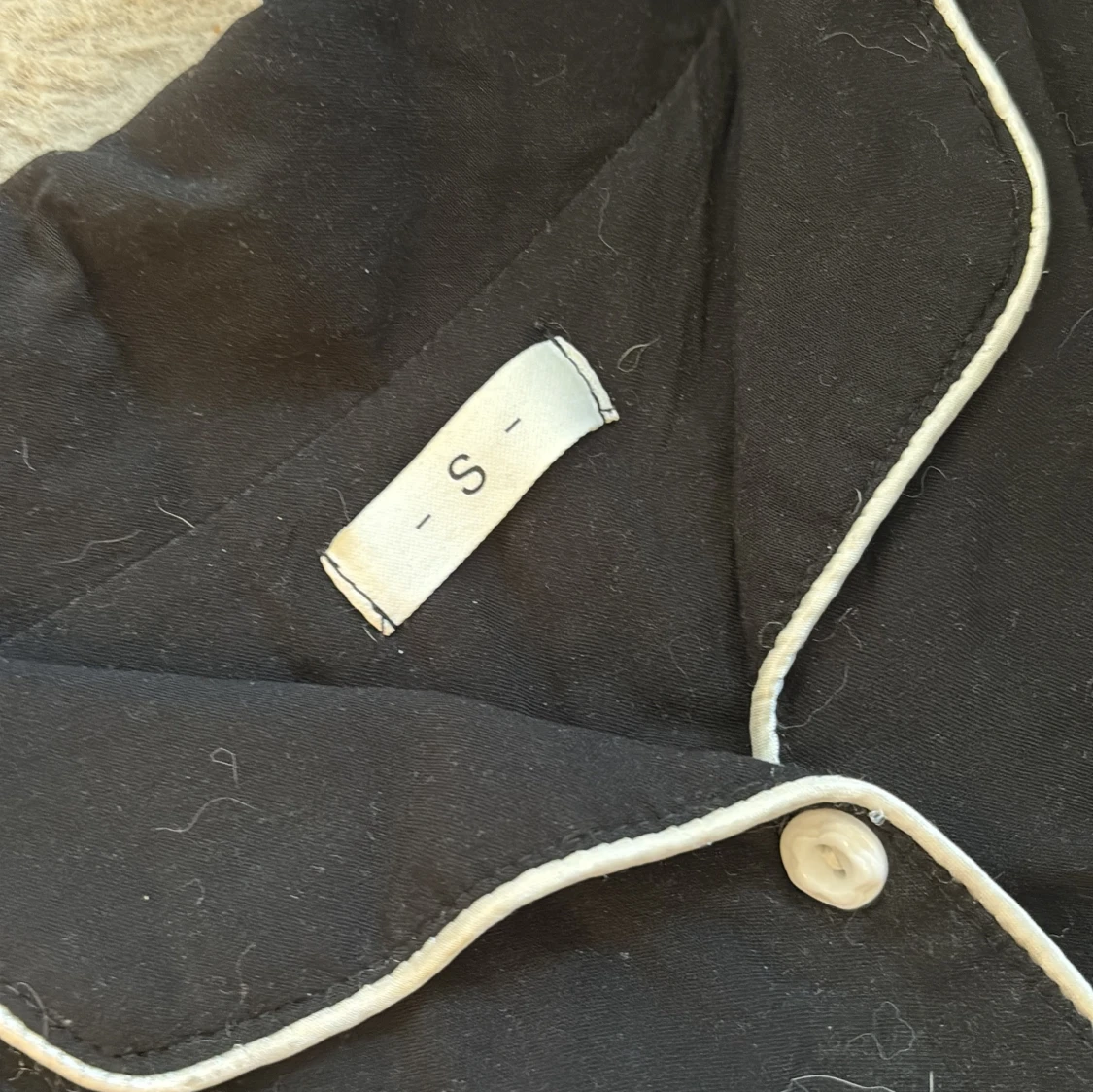 Svart pyjamas med vit snörning - 1