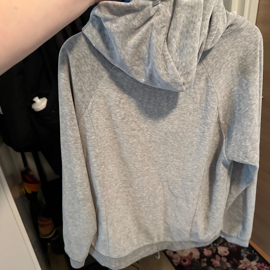 Grå hoodie i velour med blå huva strl: M - 4