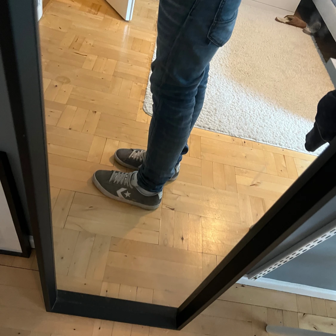 Grå Converse sneakers med vit detalj - 1