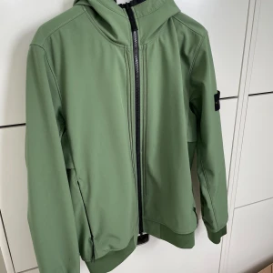 Stone Island Softshell Jacka - Nyskick, bara använd ett par gånger.  Köpt på NK nypris 4899kr, kvitto finns.