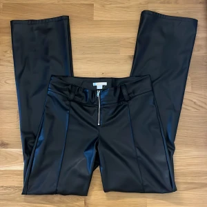 Svarta bootcut skinn byxor  - Fina svarta skinn byxor från Gina Young som är bootcut, dom är ganska använda men i bra skick, Byxorna är midwaist❣️Skriv privat för frågor