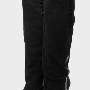 Bonn boots - Svarta mockastövlar - Populära Bonn boots från twist and tango. Snygga svarta stövlar i mocka med markerad krokodilpräglad skinnremsa längs hela skaftet. Modellen har spetsig tå och stabil klack, perfekt för att lyfta vilken outfit som helst. Stövlarna har en cool och trendig vibe med en unik detalj framtill. Använda en gång. 