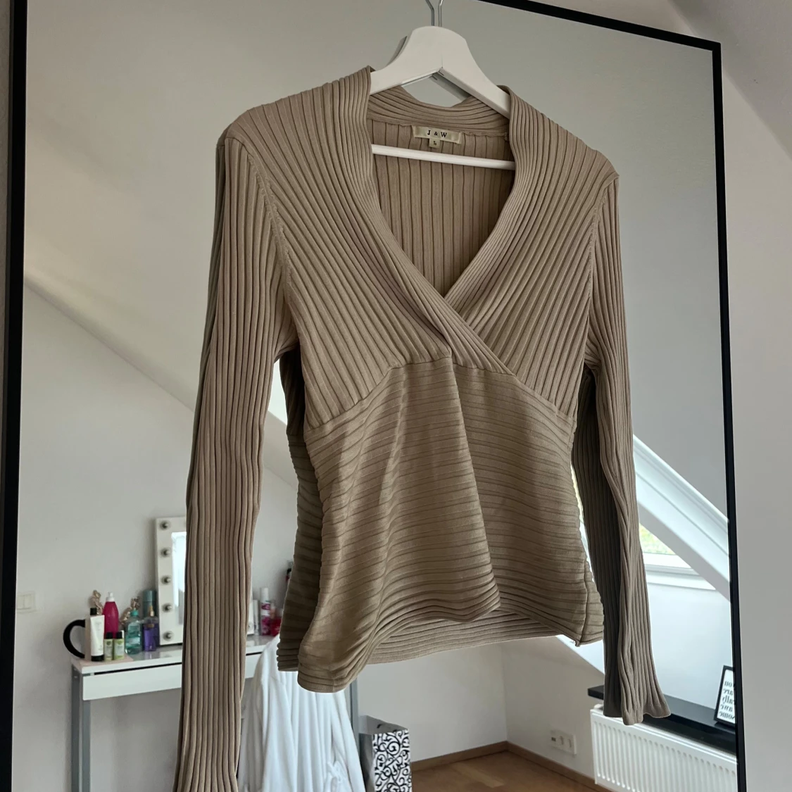 Beige ribbad omlottopp från J.W. - 1