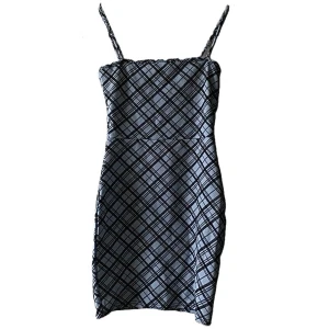 Rutig klänning - Ledsen att behöva sälja denna, sjukt snygg klänning från heartbreak. Sitter snyggt mot kroppen å är i bra skick. Dunder kvalité på materialet, perfekt för dig som vill ha en lite mer edgy stil🤺🤺