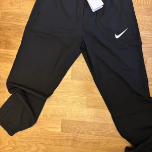 Svarta Byxor från Nike - Helt nya. Storlek L passar M