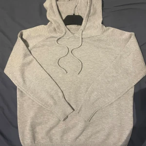 Grå kashmir grisch hoodie - En riktig fet kashmir hoodie, Den är aldrig använd och riktigt grisch. Passar till allting, skitsnygg helt enkelt. Den är S men passar XS med.