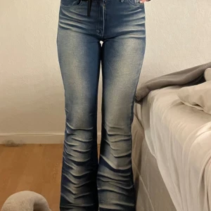 Bootcut jeans - Jättefina bootcut jeans som är blekta, står ingen storlek på men skulle säga S. Jag är 161cm för referens