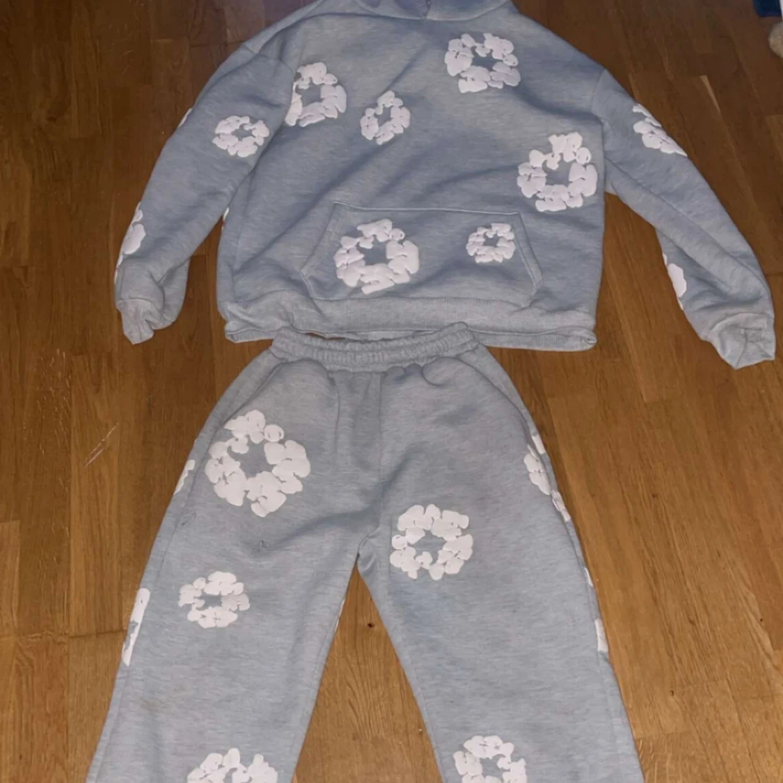 Grå hoodie från Denim Tears med blommor - 1