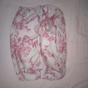 Croppad linne utan band  - Croppad röd/vit linne utan band 