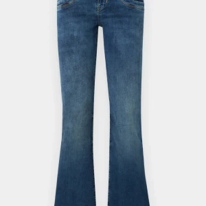 Blå bootcut jeans med utsvängda ben - Snygga ltb jeans med klassisk valierie -modell och utsvängda ben. Jeansen har en låg midja och är tillverkade i ett mjukt denimtyg som ger en skön passform.  Storlek 25x30