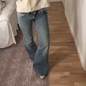 Blå bootcut jeans med låg midja - Jätte fina blå jeans från weekday. De är bootcut och har en låg midja. Pris kan diskuteras och skriv ifall du vill ha fler bilder på jeansen🥰