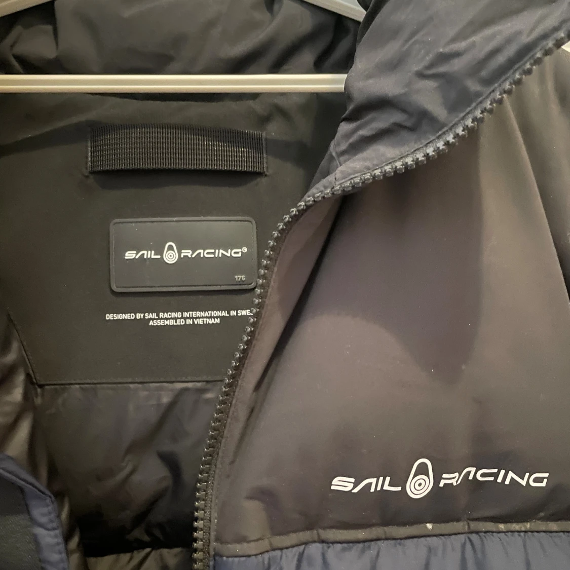 Svart och mörkblå Sail Racing dunjacka - 1