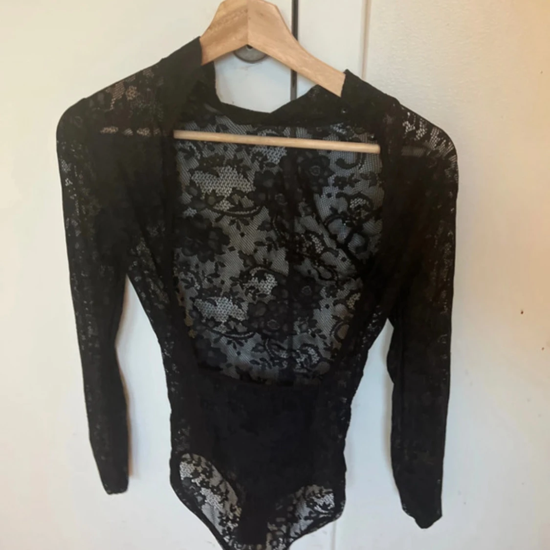 Svart spetsig långärmad bodysuit - 1