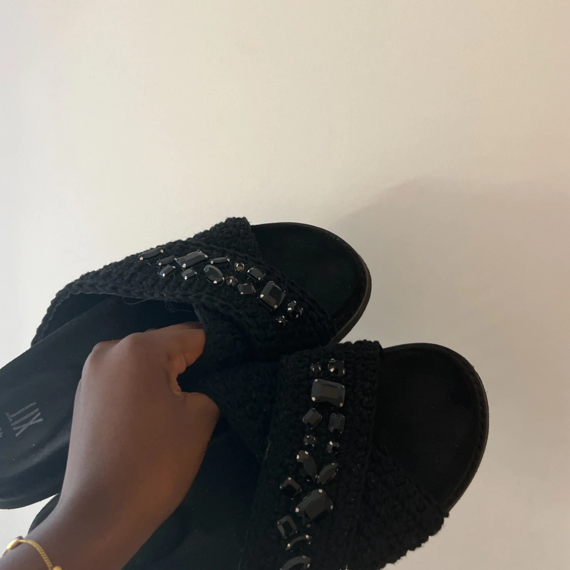 Svarta sandaler med pärldetaljer