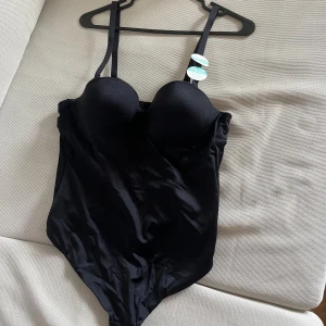 Svart body  Sculpt 85B - En supersnygg sculp body i svart som tyvärr va förstor o bysten, ny med prislapp!