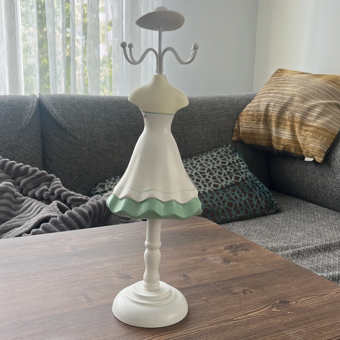 Vit blommig kortklänning med grön volang - 1