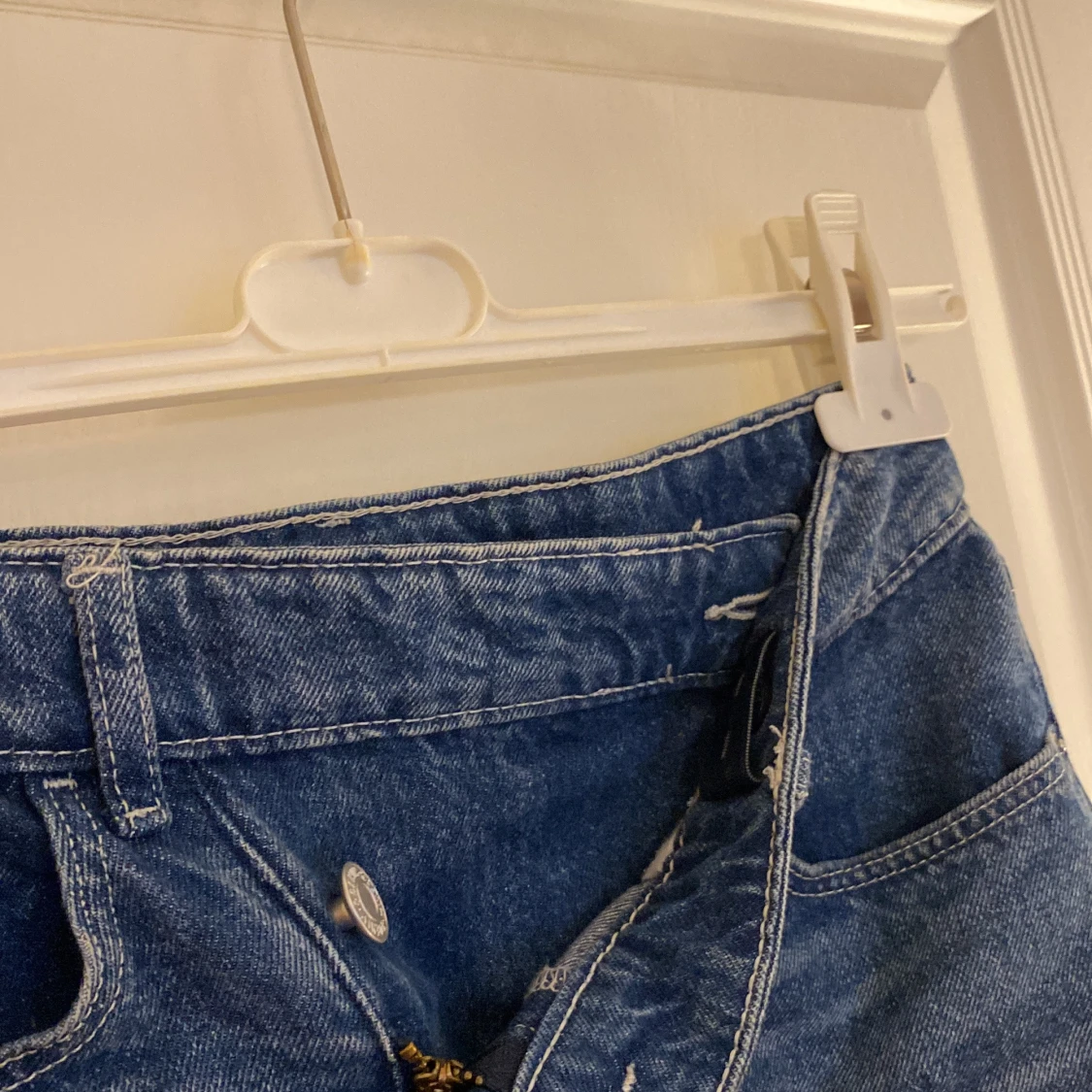 Blå jeanskjol från H&M med rå kant - 3