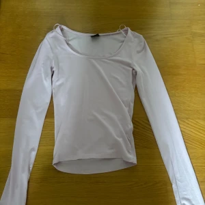 Ljusrosa långärmad topp Gina Tricot - Säljer en ljusrosa långärmad topp från Gina Tricot i storlek XXS. Toppen har en rundad halsringning och är figurnära i modellen. Perfekt att styla med jeans eller kjol för en enkel och fräsch look.