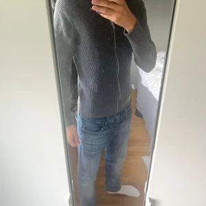 Mörkgrå stickad cardigan - Säljer min stickade cardigan då jag vuxit ur den. Tröjan är i väldigt bra skick och passar till många outfits köpt på brothers för ca 1200 hör av er vid frågor! Killen på bilden är 178 pris ej hugget i sten! Ligger även ute på vinted