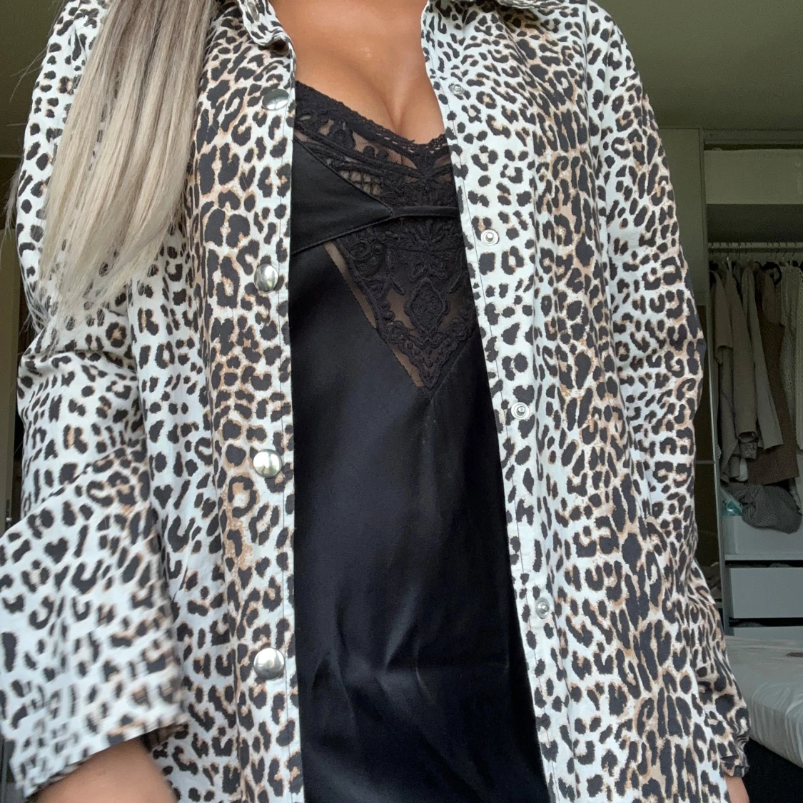 Leopardmönstrad kappa som går att knäppa på och ser ut som en klänning  - 1