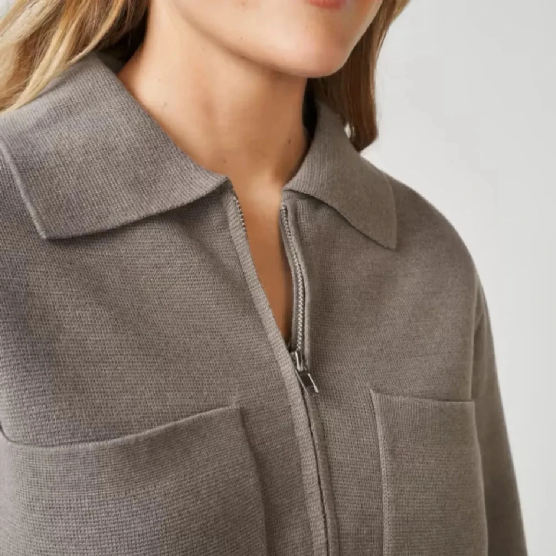 Beige stickad overshirt med dragkedja - 2