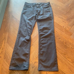 Acne jeans 33/32 - Svarta byxor från Acne Jeans i bootcut-modell. Byxorna har klassisk femficksdesign, normal midja och är tillverkade i en mix av polyester och bomull. Snygg passform och stilren look, perfekta till sneakers eller boots.