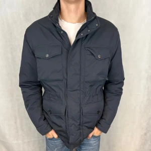 J.Lindeberg Fieldjacka - Säljer nu denna mycket fräscha fieldjackan från J.Lindeberg | Funkar perfekt som höstjacka | Storlek L | Skick 9/10 | Modellen är 185 cm |