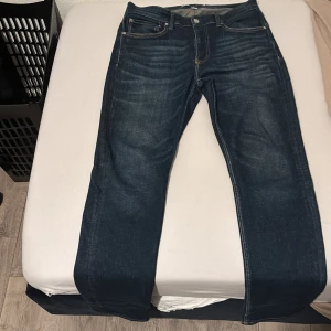 Calvin Klein Slim Taper jeans blå W32 L32 - Calvin Klein Jeans i modellen CKJ 058 Slim Taper. Tillverkade i bomull.