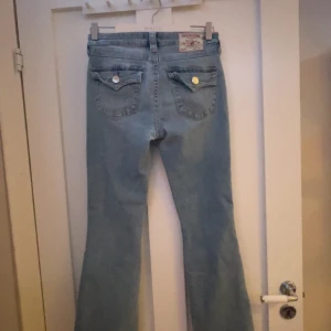 True religon jeans  - Ljusblå true religon jeans är upp syda och passar perfekt för någon som är i mellan 157-163 cm❤️ pris kan diskutera