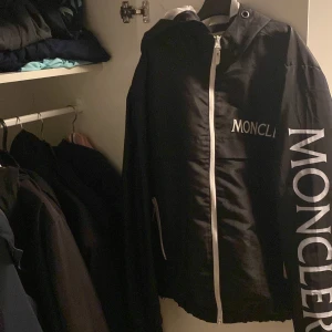 Moncler vindjacka - Inte använd mycket blev liten på mig