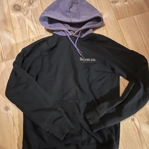 hoodie från Dickies - Svart/mörkblå hoodie från Dickies med lila luva