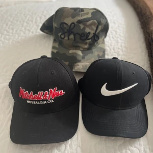 Tre kepsar Nike, Mitchell & Ness, KappAhl - Säljer tre kepsar. En Nike keps som är onesize i storlek, en svart Mitchell & Ness keps som är spänningsbar så passar alla och en grön kamouflerad keps från Kappahl som är storlek 52-54. Ingen av dem är typ använda förutom Mitchell kepsen.