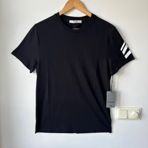 Helt ny Zadig Voltaire t shirt - Säljer denna feta Zadig Voltaire t shirten som är oanvänd med tags!⭐️Storlek XS men passar S!🙌Nypris = 1500kr!🤝Hör gärna av er om ni har funderingar!👍