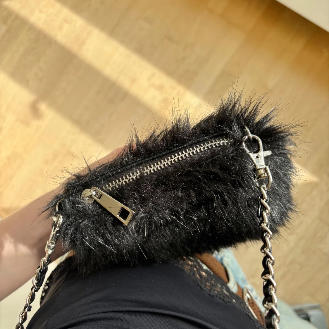 Svart spetslinnetopp med tunna axelband - 3