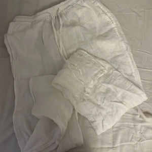 Vita linnebyxor från Chelsea Girls - Snygga och luftiga vita linnebyxor från Chelse Girls. Högmidjade och jätte sköna. Köpte original pris ungefär runt 600/700 men säljer billigare då jag vill rensa ut mina kläder nu inför vintern. 
