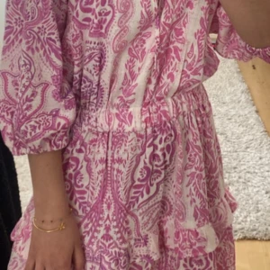 Rosa klänning med mönster från Zara - Superfin rosa klänning med mönster på från Zara, använd två gånger💗