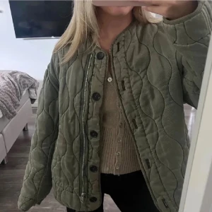 Grön jacka från Zara - Grön jacka från Zara. Bra sick och änvänd några få gånger. Passar till de mästa. Skulle säga den passar personer som har storlek s men även xs 